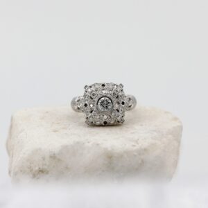 Ring in Gold and Diamonds with Refined Florentine Craftsmanship