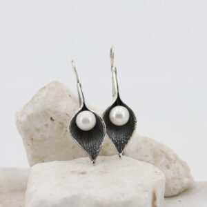 Silver Calla-shaped earrings with pearls