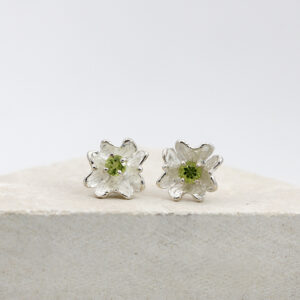 Silver flower-shaped earrings with Peridot